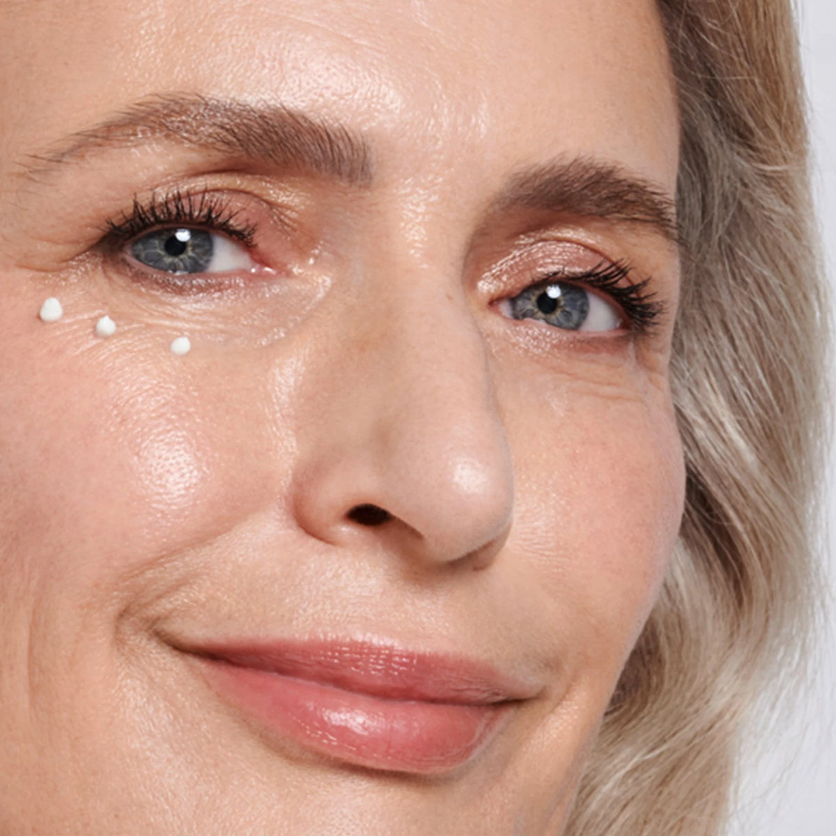 Eucerin Hyaluron-Filler + Elasticity Eye Cream SPF 20 15ml application